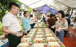 “Ấm lòng” những suất cơm miễn phí của người dân phục vụ các sĩ tử mùa thi