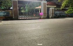 Quảng Bình: Phản cảm việc rải tiền lẻ trước cổng trường chuyên "cầu" con thi đỗ