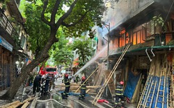 Cháy quán cà phê ở phố cổ Hà Nội, người dân may mắn thoát nạn