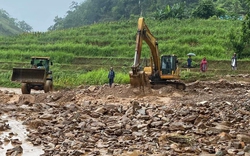 Mưa lớn gây sạt lở đất đá, chia cắt nhiều tuyến đường tại Hà Giang