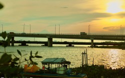 Cảnh hoàng hôn đẹp hút hồn nhìn từ các cây cầu bắc qua sông Đồng Nai ở một vùng đất hơn 325 tuổi