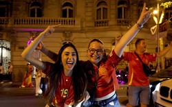 Tây Ban Nha ăn mừng vô địch EURO 2024: Fan "Bò tót" đi bão, đốt pháo sáng