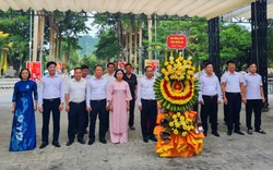 Hội Nông dân tỉnh Nghệ An: Thăm hỏi gia đình thương binh liệt sĩ, dâng hương nghĩa trang liệt sĩ Việt Lào
