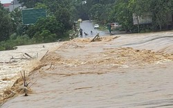 Mưa lũ, lở đất ở Hòa Bình khiến hơn 200 ngôi nhà ngập nước, trôi đồ đạc