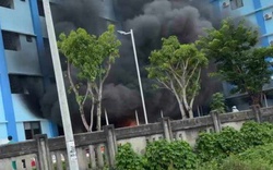 Nhà để xe của một bệnh viện bốc cháy khói lửa ngùn ngụt, hàng chục xe máy cháy trơ khung