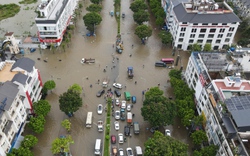 Hà Nội: Nút giao Lê Trọng Tấn - Đại lộ Thăng Long ngập nặng, hàng loạt ô tô, xe máy chết máy giữa đường