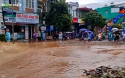 Mưa lũ ở Sơn La: Nước cuồn cuộn tràn vào nhà, ô tô ngập lút bánh, người dân oằn mình cứu đồ đạc