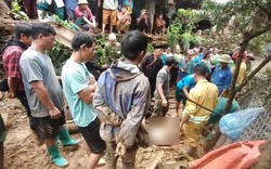 Sạt lở đất ở Sơn La: Quặn lòng tiếng gào khóc của người chồng gọi vợ và 2 con