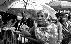 Hàng dài người dân đội mưa chờ đến giờ vào viếng Tổng Bí thư Nguyễn Phú Trọng