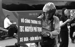 Người dân Thủ đô tình nguyện phát nước, chở xe "ôm" miễn phí cho đồng bào đến viếng Tổng Bí thư Nguyễn Phú Trọng