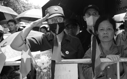 Dòng người không quản nắng nóng chờ bên ngoài Nghĩa trang Mai Dịch đón Tổng Bí thư Nguyễn Phú Trọng
