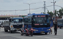 TP.HCM: Hai vụ tai nạn liên tiếp trên quốc lộ 1 khiến nhiều phương tiện hư hỏng, giao thông ùn ứ