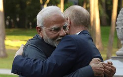 Vì sao phương Tây sửng sốt trước cái ôm của Thủ tướng Ấn Độ Modi và TT Nga Putin