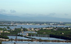 Dòng sông dài 171km, mạch nguồn từ một ngọn núi cao Kon Tum chảy về Bình Định, lúc biến mất, khi hiện ra