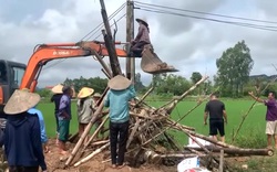 Ninh Bình: Tháo dỡ hàng rào, dẹp đất, đá chặn lối vào trại lợn ở xã Yên Mạc