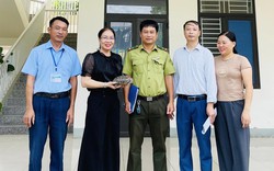 Thêm một con động vật hoang dã bò lạc vào trường học ở Hà Tĩnh, dân tóm lên nộp ngành chức năng