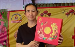 Bán bánh trung thu trên lề đường 'hốt bạc'