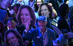 Bà Kamala Harris bứt phá bùng nổ trong chiến dịch tranh cử