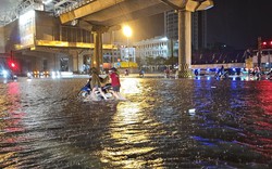 Hà Nội mưa lớn, sấm sét rạch ngang trời, Trung tâm Khí tượng đưa ra cảnh báo ngập lụt diện rộng ngay trong đêm