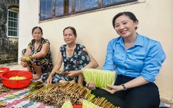 Loại cỏ dại vị ngọt ở đất Cà Mau mọc la liệt, dân nhổ lên bóc thành rau đặc sản vạn người mê