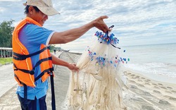 Thu lưới ven bờ biển TT-Huế, tại sao tay người này nặng chi chít cá, tay người bên kia lại nhẹ tênh, lèo tèo?