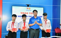 Trao Huy hiệu “Tuổi trẻ dũng cảm” cho 3 nam sinh cứu trẻ đuối nước ở Hà Tĩnh