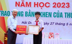 Nam sinh 5 năm cõng bạn đến trường