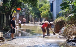 Hà Nội: Người dân ở "tâm lũ" huyện Chương Mỹ gấp rút tổng vệ sinh sau khi nước rút