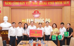 Học viện Nông nghiệp Việt Nam tặng hạt giống, quà cho người dân vùng ngập Hà Nội sau bão số 2