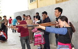 Về miền biên giới xem các chàng trai, cô gái dân tộc sôi nổi tranh tài bắn nỏ, thi tu lu, đẩy gậy