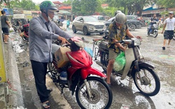 Người Hà Nội khốn đốn di chuyển trong mưa ngập, đủ mọi cách cũng không "thoát kiếp nạn"... hỏng xe