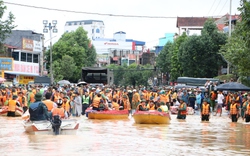 Ghi tại Thái Nguyên: Chạy đua "giải cứu" hàng trăm người trong tâm lũ giữa thành phố, nước lũ tiếp tục dâng cao đến 2m