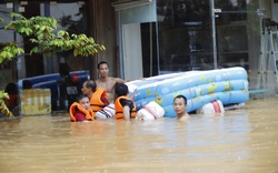 TP Yên Bái còn nơi ngập sâu 2m, đi thuyền chuyển lương thực, nước uống cho người dân