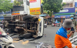 Xe tải đang chạy lật ngang, ùn tắc giao thông nghiêm trọng ở đường Lũy Bán Bích