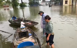 Nước sông Tích dâng cao, người dân tranh thủ bán cá chạy lũ