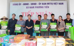 Phó Chủ tịch Trung ương Hội Nông dân Việt Nam Bùi Thị Thơm tặng quà hỗ trợ người dân vùng lũ Chương Mỹ