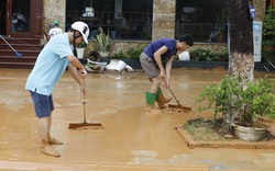 Nước lũ rút, người dân Yên Bái bắt đầu dọn dẹp nhà cửa