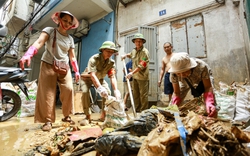 Bùn đất tràn ngập do lũ, người Hà Nội tất bật dọn dẹp nhà cửa để ổn định cuộc sống