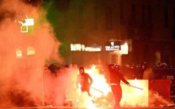 Bạo lực kinh hoàng ở bóng đá Italia: Hooligan tấn công cảnh sát bằng gậy bóng chày