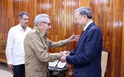 Tổng Bí thư Chủ tịch nước Tô Lâm gặp Lãnh tụ Cách mạng Cuba, Đại tướng Raúl Castro Ruz.