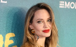 Angelina Jolie từ bỏ vụ kiện liên quan tới chồng cũ