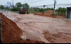 Mưa lớn, cát đỏ lại tràn xuống đường ra Mũi Né