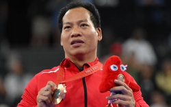 Lê Văn Công: "Giành HCĐ cử tạ Paralympic 2024 xong, tay tôi xụi luôn, không thể cầm đũa ăn cơm"