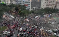 Video: Hà Nội ùn tắc sau cơn mưa lớn, hàng loạt cây cối bật gốc, gãy đổ