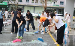 Cư dân Hà Nội dọn mảnh kính vỡ, lo sửa nhà sau bão Yagi: "Chắc sẽ mất số tiền không nhỏ"