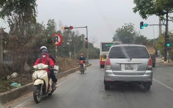 Đường gom Đại lộ Thăng Long: Hàng loạt xe máy vẫn ngang nhiên đi ngược chiều bất chấp lệnh cấm