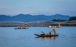 Đây là dòng sông ví như báu vật thiên nhiên ban tặng cho Huế, ôm chân núi, tạo vực nước sâu dưới điện Hòn Chén