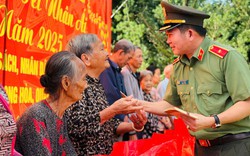 Thiếu tướng Đinh Văn Nơi tặng 500 phần quà Tết cho người dân ở TP.Cần Thơ