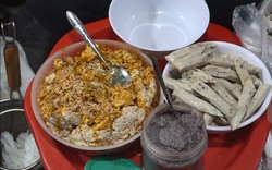 Giữa lòng Hà Nội có món ăn “quen mà lạ” được thực khách “khen nức nở”, bán hàng trăm suất mỗi đêm