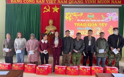 Trao tặng hàng trăm suất quà Tết cho hội viên nông dân ở thành phố Huế 